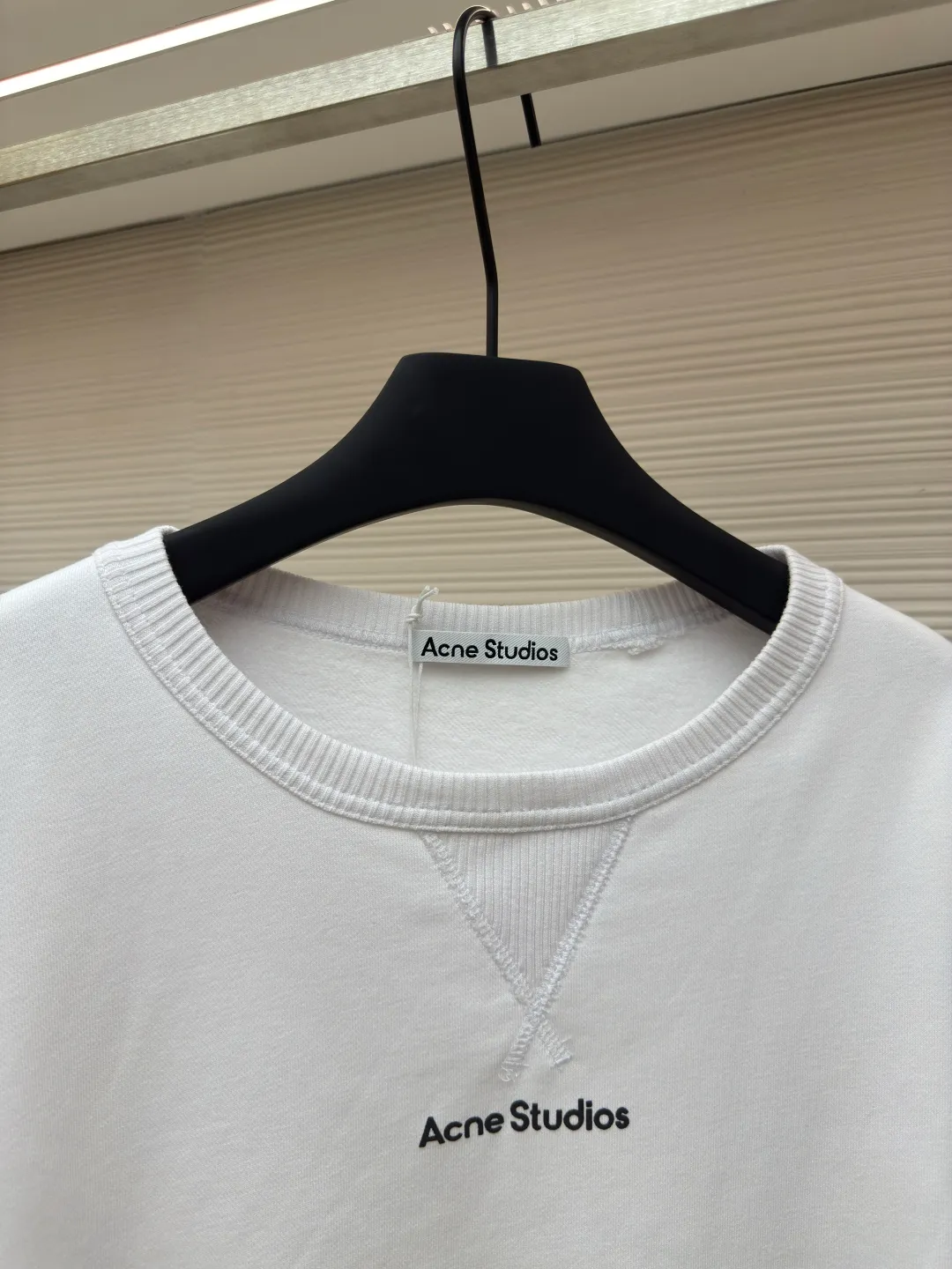 Acne Studios Logo Sweatshirt ●Authentic: Purchased and developed in 1999 ●Item number: 1680045-A35 ●Material: Pure cotton fabric ●Technology: Positioned cutting machine ●Version: Loose version ●Weight: about 690 grams ●Size: S-M-L-XL ●Description: Customized 100% cotton Zhensoft reactive ink sweatshirt material, soft to the touch, comfortable and skin-friendly, dressed in pure white, a symbol of purity and elegance A triangle of heaven and earth is quietly painted on the chest. The iconic Acne Studios seal logo embellishes the front to increase brand recognition. It outlines a high-end silhouette with extreme simplicity and becomes the smart focus of vision. It shows taste in a silent place and uses glue printing. Use glue liquid paint to print patterns on fabrics. Bake the fabric to fix the printed pattern. The overall wiring is straight and delicate, the fabric is comfortable and soft, and the color is consistent without color difference. It can be matched with the same style to create a fashionable look and control various occasions. Customized accessories, complete with three standards, same style for men and women!